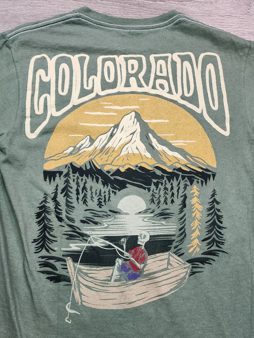 COLORADO Embossed Graphic Skeleton Fishing Mountains Green Tee Shirt Small